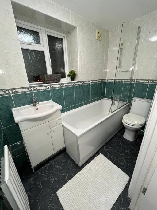 Modern & Stylish Haven In Heart Of Apartament Londra