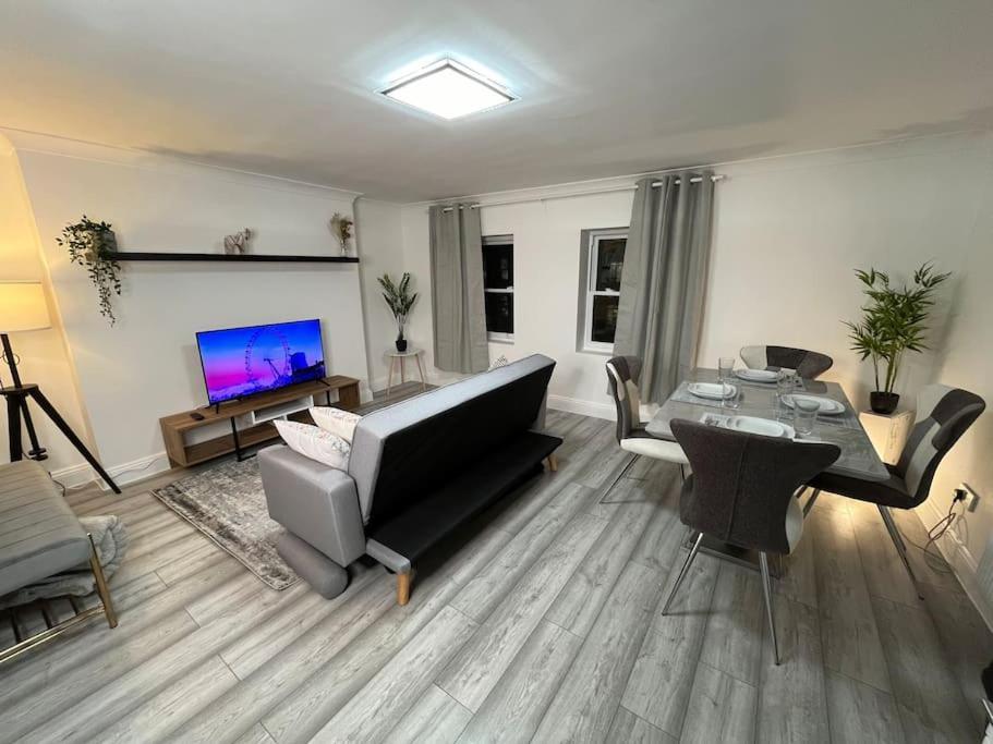 Modern & Stylish Haven In Heart Of Apartament *